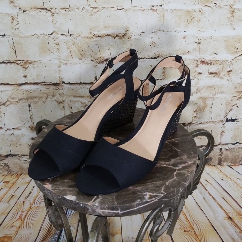 Jeffrey Banks Peep toe Wedges size 9.5w NWT